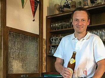 In seiner Freizeit ist Stadelhofens Bürgermeister Volker Will gerne Wirt in seinem Wirtshaus in Wölkendorf. Foto: Anette Schreiber