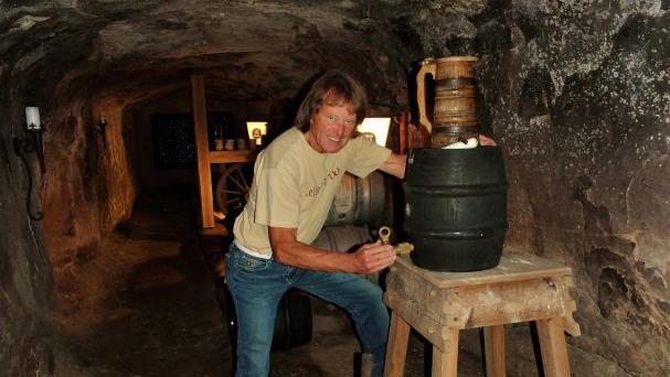 Tief unter der Erde lagert Rainer Scheckenbach sein Bier.