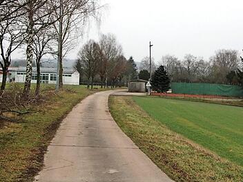 Hinter der Tennisanlage will die Telekom einen Funkmast bauen, der auch von Vodafone genutzt wird.