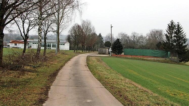 Hinter der Tennisanlage will die Telekom einen Funkmast bauen, der auch von Vodafone genutzt wird.