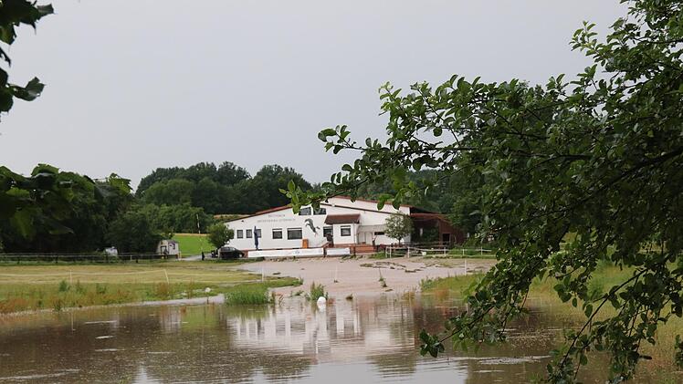 Der Reitplatz des Reitvereins Stöppach stand wegen des Starkregens unter Wasser.