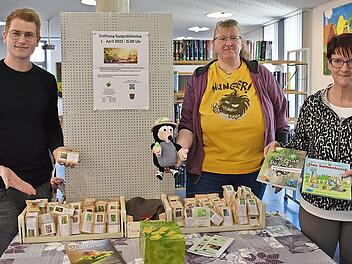 56 verschiedene Sorten können bei Raphael Naber (links), Sabine Reis und Gabi Bail in der Bücherei Neunkirchen ausgeliehen werden.