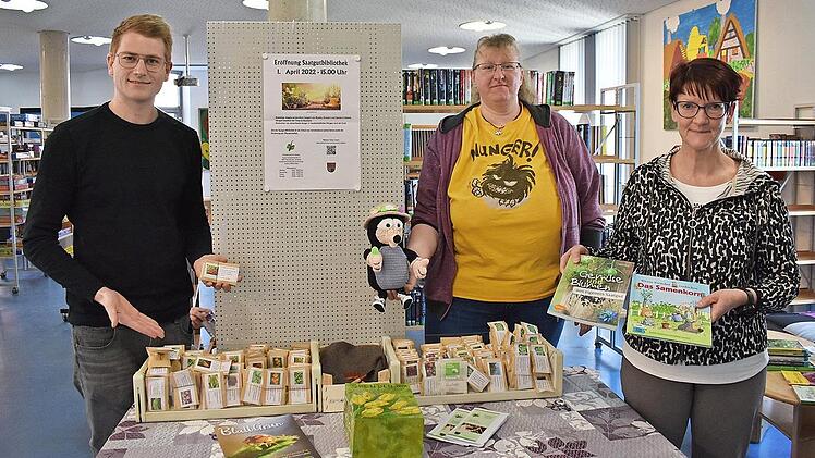 56 verschiedene Sorten können bei Raphael Naber (links), Sabine Reis und Gabi Bail in der Bücherei Neunkirchen ausgeliehen werden.