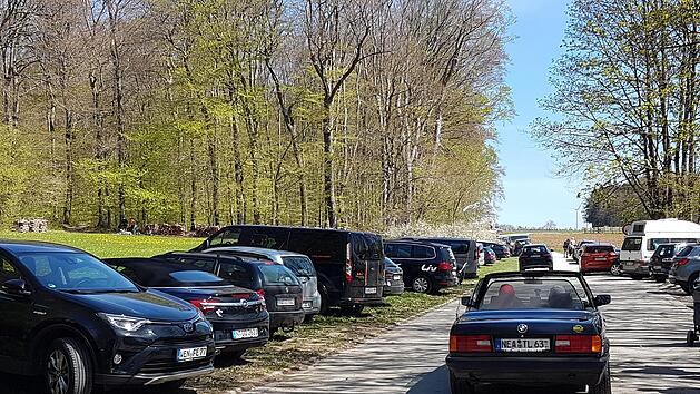 Sanspareil ist oft zugeparkt. Autos werden auch auf diesen Fl&auml;chen entlang des Felsenhains abgestellt, obwohl sich dort kein  Parkplatz befindet. Die Suche nach einem Stellplatz gestaltet sich schwierig. Foto: Alexander Hartmann/Archiv