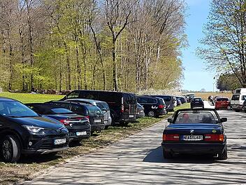 Sanspareil ist oft zugeparkt. Autos werden auch auf diesen Flächen entlang des Felsenhains abgestellt, obwohl sich dort kein  Parkplatz befindet. Die Suche nach einem Stellplatz gestaltet sich schwierig. Foto: Alexander Hartmann/Archiv