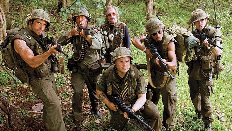 Film oder echt, wer we&szlig; das schon? "Tropic Thunder" ist eine furiose Kriegsfilmparodie mit Stars wie Ben Stiller (links), Robert Downey jr. (zweiter von links) und Nick Nolte (dritter von links).