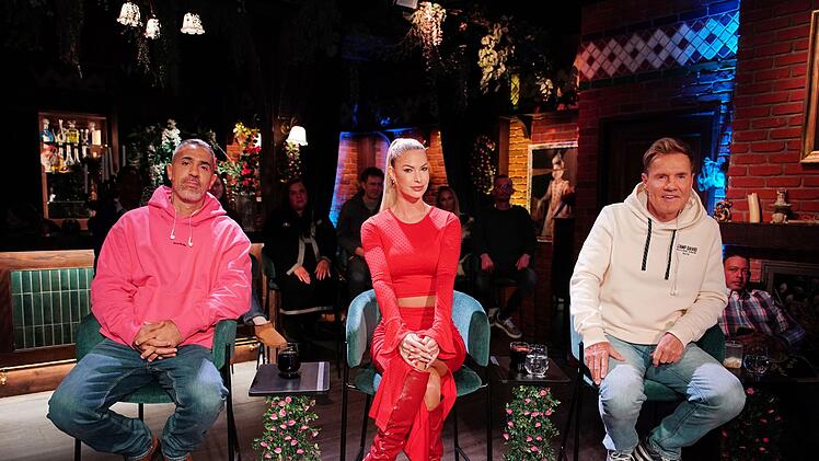 Die Jury bat die "hoffnungsvollen Zw&ouml;lf" zur letzten Live-Runde. Dort warteten als &Uuml;berraschung Familienangeh&ouml;rige und Freunde der Talente.