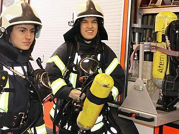 Zwei von sechs Atemschutzträgern der Wernarzer Wehr: Florian Geis (l.) und Thorsten Aull Foto: Thomas Dill