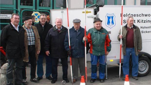 Die Obmänner der Feldgeschworenen aus der Stadt und den Stadtteilen freuen sich über ihr neues Fahrzeug.