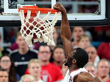 Bundesliga, Herren - Meisterschaftsrunde - Playoff (Best of 5), Halbfinale, 3. Spieltag: Brose Baskets Bamberg - ratiopharm Ulm am 30.05.2015. Bambergs Trevor Mbakwe legt den Ball in den Korb. Foto: Daniel Karmann/dpa