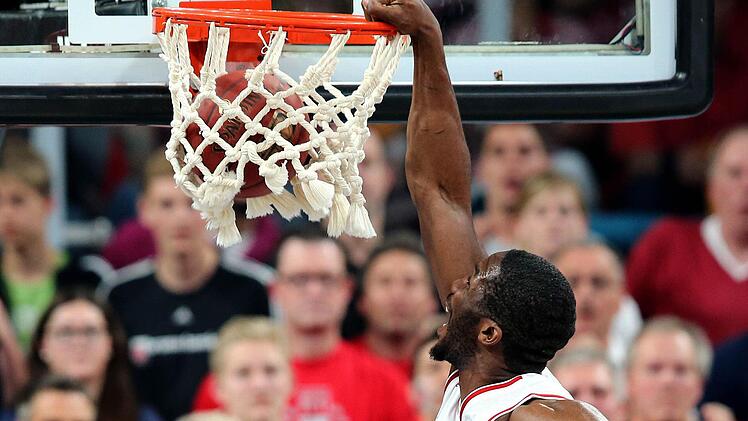 Bundesliga, Herren - Meisterschaftsrunde - Playoff (Best of 5), Halbfinale, 3. Spieltag: Brose Baskets Bamberg - ratiopharm Ulm am 30.05.2015. Bambergs Trevor Mbakwe legt den Ball in den Korb. Foto: Daniel Karmann/dpa