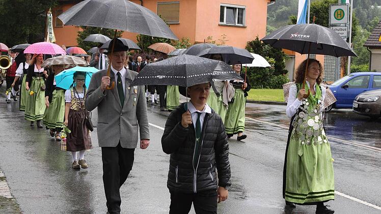 Ohne Regenschirme ging beim Festumzug in Wallenfels (fast) nichts. Foto: Michael Wunder