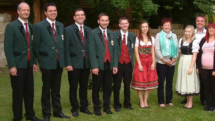 Die mit der silbernen und bronzenen Ehrennadel des Marktes Steinwiesen ausgezeichneten Musiker, Sängerinnen und Vereinsfunktionäre mit Bürgermeister Gerhard Wunder (r.). Foto: Hans Franz