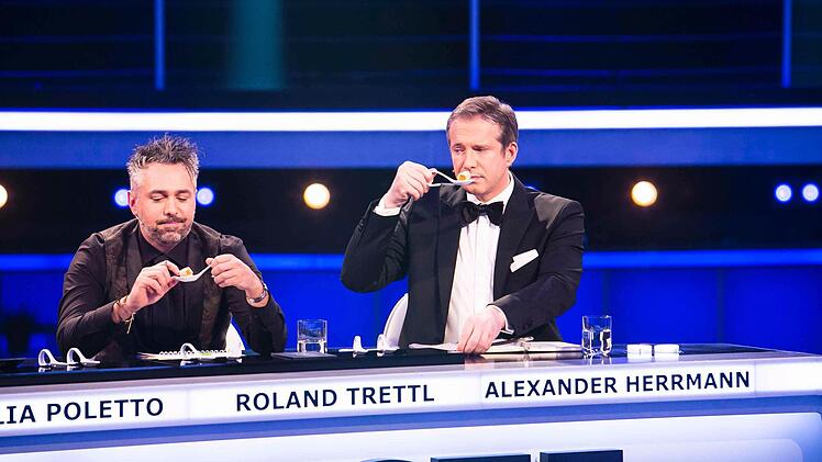 Die Köche Herrmann (r.) und Roland Trettl testen die Speisen der Kandidaten.