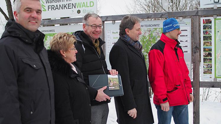 Freude &uuml;ber das gelungene Gemeinschaftsprojekt, v. l. B&uuml;rgermeister Timo Erhardt (Ludwigsstadt), B&uuml;rgermeisterin Gabriele Weber (Teuschnitz), Dietrich F&ouml;rster (Gesch&auml;ftsf&uuml;hrer Naturpark Frankenwald), Landrat Klaus L&ouml;ffler und Projektmitglied Klaus Lippert. Foto: Nicole Julien-Mann