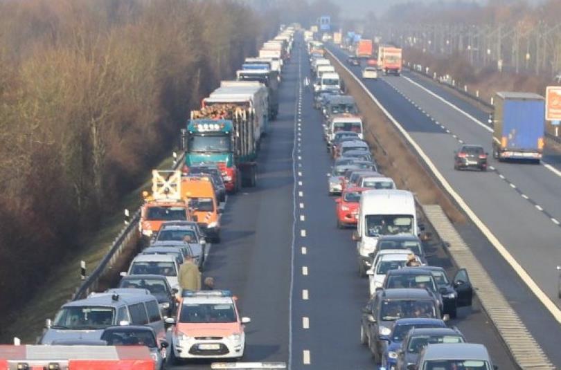 Frau pinkelt im stau