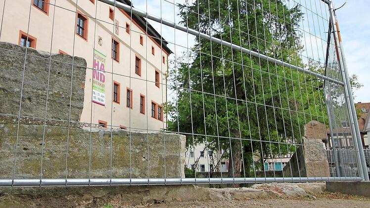 Seit Weihnachten ist die Mauer am Pfalzgraben kaputt - und noch immer kann die Stadt nicht sagen, wann sie repariert sein wird.  Foto: Andreas Oswald