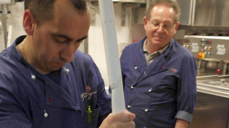 Das Eis kommt in Behälter. Hinten Seniorchef Benjamin de Pellegrin.