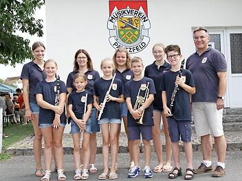 Die fünf Nachwuchsmusiker mit Vorsitzendem Jürgen Kupfer, Jugendleiterin Sophie Friedemann, Dirigentin Katja Sperber sowie den beiden Ausbilderinnen Lea Heilmann und Julia Schwandner  Foto: Mathias Erlwein