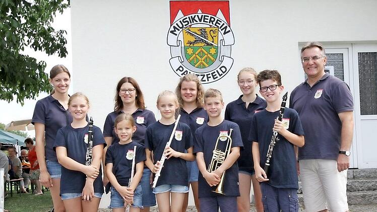 Die fünf Nachwuchsmusiker mit Vorsitzendem Jürgen Kupfer, Jugendleiterin Sophie Friedemann, Dirigentin Katja Sperber sowie den beiden Ausbilderinnen Lea Heilmann und Julia Schwandner  Foto: Mathias Erlwein
