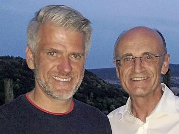 Landrat und stellvertretender CSU-Kreisvorsitzender Wilhelm Schneider (rechts) zeichnete den Landtagsabgeordneten Steffen Vogel f&uuml;r 25-j&auml;hrige Mitgliedschaft in der CSU aus. Foto: G. Geiling