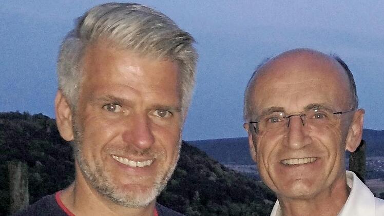 Landrat und stellvertretender CSU-Kreisvorsitzender Wilhelm Schneider (rechts) zeichnete den Landtagsabgeordneten Steffen Vogel f&uuml;r 25-j&auml;hrige Mitgliedschaft in der CSU aus. Foto: G. Geiling