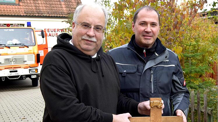 Das Kruzifix werden Markus Hellmuth und Peter Zapf im neuen Haus aufhängen.