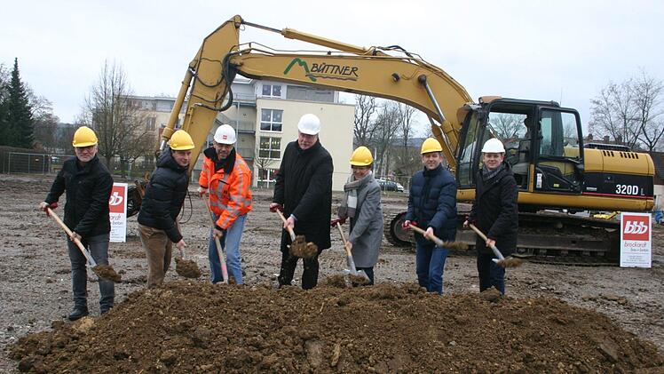 In der Max-Roesler-Stra&szlig;e in Bad Rodach entstehen 18 neue Wohnungen. Damit die Arbeiten weitergehen k&ouml;nnen, gab es den offiziellen Spatenstich. Das Projekt brachten auf den Weg: K&auml;mmerer Michael Fischer, Architekt Martin G&ouml;hring, Bauleiter Marco Zellin,  Gesch&auml;ftsf&uuml;hrer Rainer Mayerbacher (Wohnungsbaugesellschaft), Regierungspr&auml;sidentin  Heidrun Piwernetz, stellvertretender Landrat Rainer Mattern und B&uuml;rgermeister Tobias Ehrlicher (von links). Foto: Martin Rebhan