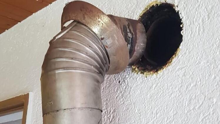 Das alte Ofenrohr hält schon lange nicht mehr in der Wand.