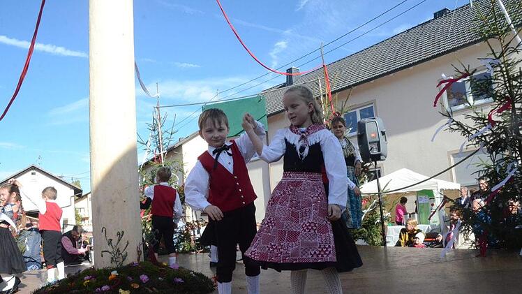 Die Kindertanzgruppe zeigte mit Begeisterung ihre einstudierten Volkstänze.  Foto: Karl-Heinz Hofmann