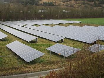 Freiflächenphotovoltaikanlagen wie diese können künftig im Gemeindegebiet Meeder gebaut werden. Die Gemeinde hat dafür einen ganzen Kriterienkatalog entworfen, nach dem sich Bauwillige zu richten haben.  Foto: Winfried Ehling/Archiv