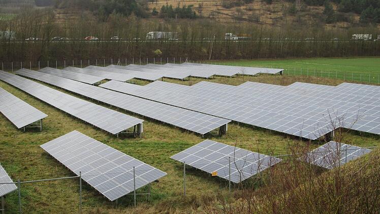 Freiflächenphotovoltaikanlagen wie diese können künftig im Gemeindegebiet Meeder gebaut werden. Die Gemeinde hat dafür einen ganzen Kriterienkatalog entworfen, nach dem sich Bauwillige zu richten haben.  Foto: Winfried Ehling/Archiv
