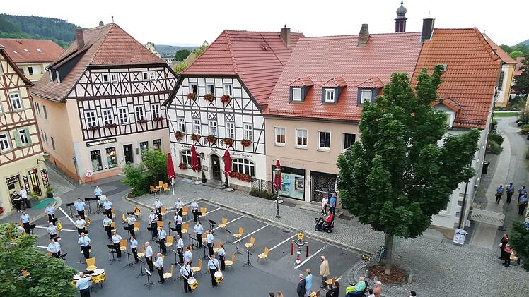 Gefallenen-Gedenken beim Konzert des Heeresmusikkorps auf dem Münnerstädter Marktplatz. Foto: Heike Beudert