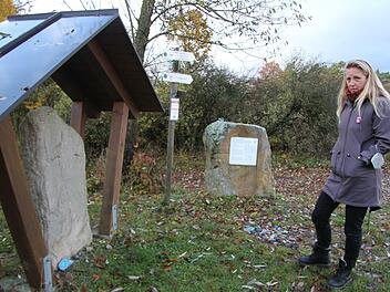 Mit sorgenvollem Blick schaut die Leiterin des Landschaftsmuseums Obermain,  Nina Schipkowski, den Samelstein an.  "Für das Denkmal wäre es besser, wenn es geschützt im Museum stehen würde", sagt sie. Foto: Sonny Adam