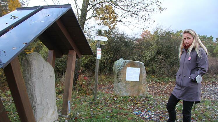 Mit sorgenvollem Blick schaut die Leiterin des Landschaftsmuseums Obermain,  Nina Schipkowski, den Samelstein an.  "Für das Denkmal wäre es besser, wenn es geschützt im Museum stehen würde", sagt sie. Foto: Sonny Adam