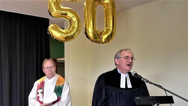 Pfarrer Thomas Eschenbach (links) und sein evangelischer Kollege Robert Augustin leiteten mit ihrer Dankes-Andacht des Festakt ein. Foto: Sigismund von Dobschütz