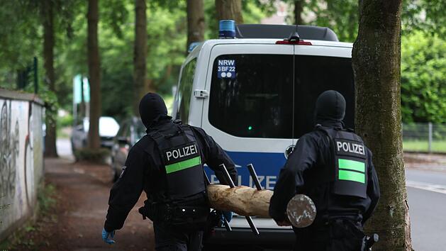 Razzien gegen Gro&szlig;familie nach Angriff auf Polizisten