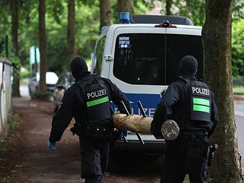 Razzien gegen Gro&szlig;familie nach Angriff auf Polizisten