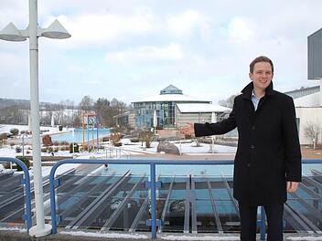 Die Therme Natur liegt dem Bad Rodacher Bürgermeister Tobias Ehrlicher besonders am Herzen. Immer wieder versucht er, die Werbetrommel für das Bad zu rühren. Auch er selbst besucht es gerne und oft, um zu entspannen. Foto: Rainer Lutz