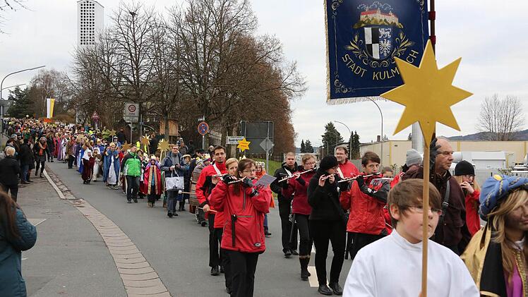 Die Heiligen Drei Könige zogen zu den Klängen des Markgrafen-Spielmannszugs von St. Hedwig durch die Stadt zur Kirche "Unsere Liebe Frau".