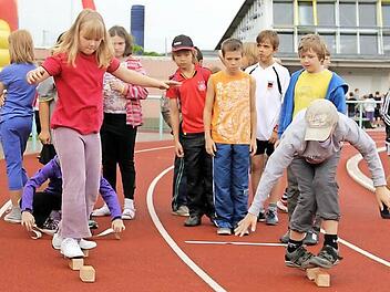 Das Balancieren gehört zu einer von 110 Stationen, die von über 2250 Schülerinnen und Schülern durchlaufen werden.