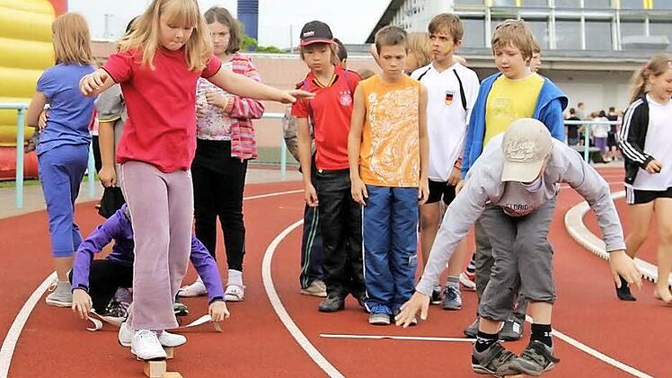 Das Balancieren gehört zu einer von 110 Stationen, die von über 2250 Schülerinnen und Schülern durchlaufen werden.