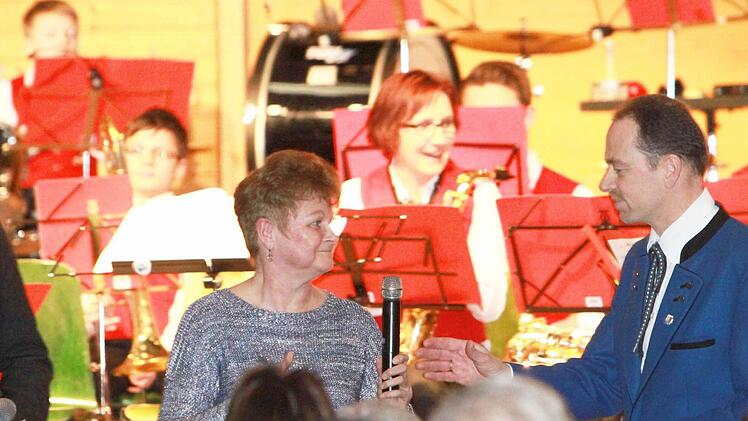 Eine Spende für den Musikverein gab es vom Marienverein.Foto: Jochen Berger