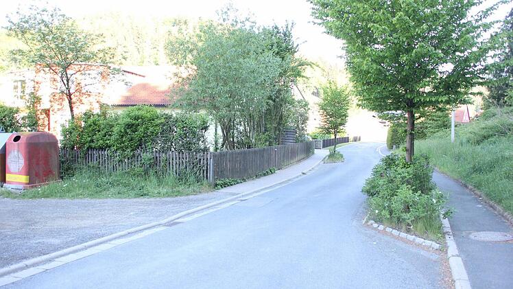 Die Kinder sollen durch einen weiteren Zaun zur Straße hin abgesichert werden. Der Gehsteig befindet sich im Besitz des Kindergartens.  Foto: Friedwald Schedel