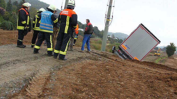 Feuerwehr und THW beraten, wie sich der Lkw sichern lässt.  Foto: Katrin Geyer
