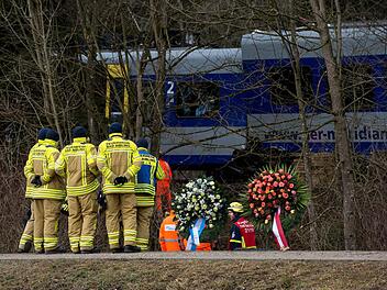 Feuerwehrleute stehen am 10.02.2016 an der Unfallstelle eines Zugunglücks in der Nähe von Bad Aibling (Bayern). Bei dem Unglück waren mindestens zehn Menschen getötet worden, es gab rund 80 Verletzte. Foto: Sven Hoppe/dpa