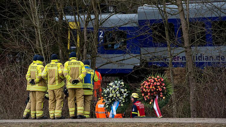 Feuerwehrleute stehen am 10.02.2016 an der Unfallstelle eines Zugunglücks in der Nähe von Bad Aibling (Bayern). Bei dem Unglück waren mindestens zehn Menschen getötet worden, es gab rund 80 Verletzte. Foto: Sven Hoppe/dpa