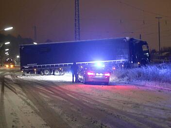 Auf schneeglatter Fahrbahn ist ein Sattelzug bei Weichengereuth (Coburg) ins Rutschen geraten und blockiert Bahngleise. Foto: Michael Stelzner