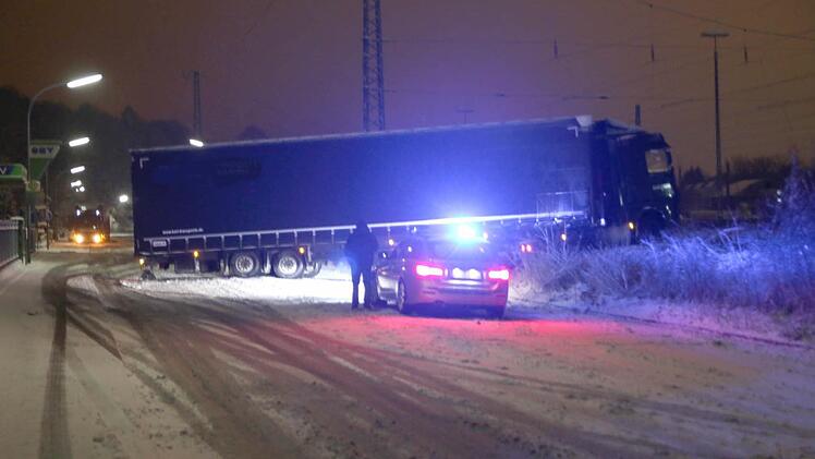 Auf schneeglatter Fahrbahn ist ein Sattelzug bei Weichengereuth (Coburg) ins Rutschen geraten und blockiert Bahngleise. Foto: Michael Stelzner