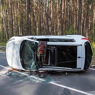 Unfall: Auto gerät bei Beutelsdorf auf Gegenfahrbahn und streift einen Traktor